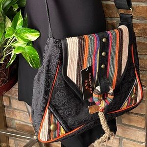 BNWT BU ZHI YUN HOBO STYLE BAG WITH MAGNETIC SNAP AND 4 POCKETS!
